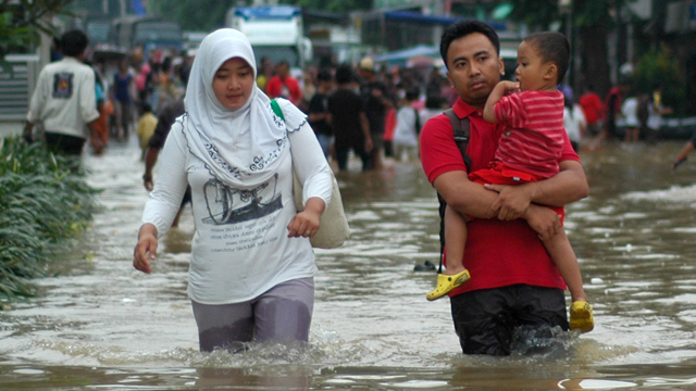 atmflood-victims-wade-through-street-640