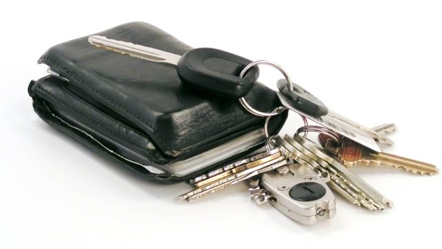 atmwallet-and-keys-640.jpg__640x360_q85_crop_subsampling-2